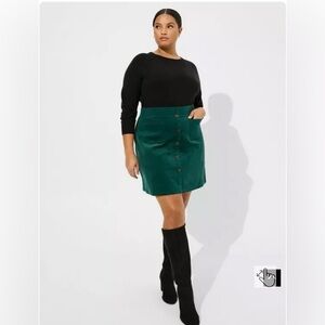 Torrid green corduroy elastic waist pull on mini skirt button front size 1X I4